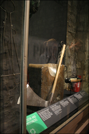 런던 타워에서 왕비 등 수감자들의 목을 내려쳤던 도구들이다.
