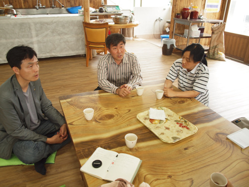 한라산 청정촌 김민수 대표(왼쪽에서 두 번째), 박영희 대표(왼쪽에서 세 번째)