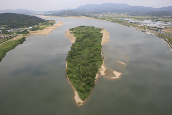 낙동강지키기 부산시민운동본부는 지난 13~15일 사이 낙동강 삼강나루터부터 창녕 본포교에 이르는 전 구간에 걸쳐 항공 촬영했다. 사진은 해평습지.