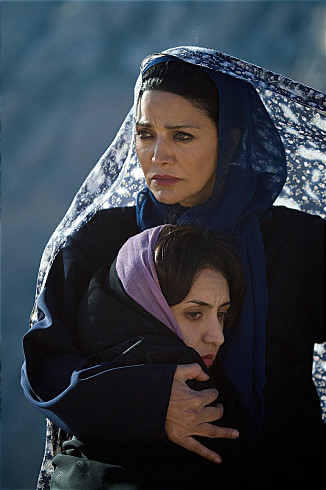 영화 <더 스토닝>은 이란 여성 '소라야'의 실화를 바탕으로 만들어졌다. 소라야의 죽음을 애도하며 마을 외부로 말해낸 사람은 그의 이모 자흐라뿐이었다.  