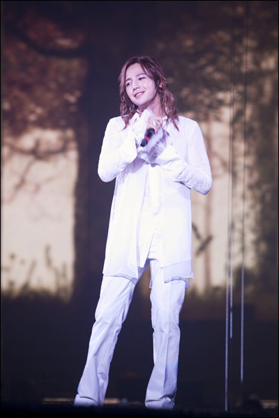  7일 오후 7시에 서울 고려대학교 화정체육관에서 열린 '2012 장근석 아시아 투어 The Cri Show2 In Seoul' 공연. 장근석이 무대에서 노래를 부르고 있다.
