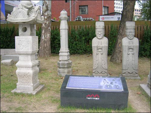 이하응 일가의 묘소에 있었던 석물들. 서울시 종로구 신문로 서울역사박물관 앞마당에 전시되어 있다. 