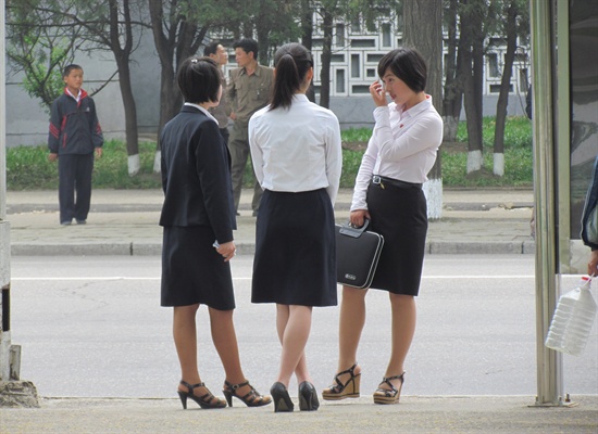 굽 높은 신발을 신은 멋쟁이 북한 여학생