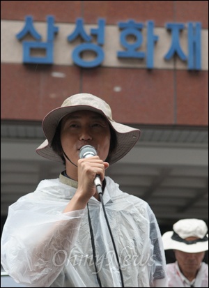 삼성화재 해고자 한용기(45)씨가 24일 오전 부산 초량동 삼성화재 후문에서 자신의 징계 해고를 규탄하는 발언을 하고있다. 