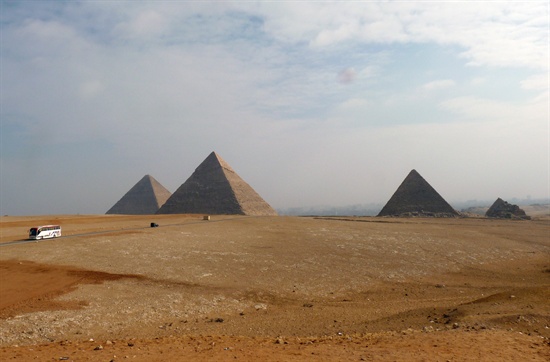 기자 피라미드군, 맨 왼쪽부터 쿠푸왕, 카프레왕, 멘카우레왕 피라미드