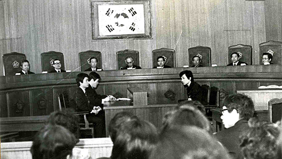 1975년 4월 8일 오전 대법정에서 개정된 민청학련 인혁당 관련사건 피고들에 대한 대법원 전원합의체 상고심 선고공판.