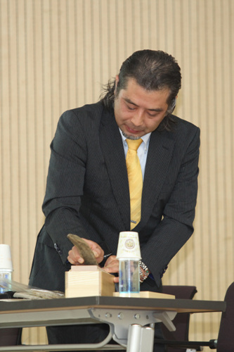 일본의 가츠오부시 명인인 야스히사 세리자와 씨가 직접 가다랑어 포를 대패로 깎는 시범을 보이고 있다. 