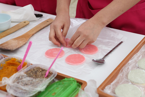 청소년 슬로푸드 요리대회 참가자가 '오색오미 부꾸미'를 만들고 있다. 