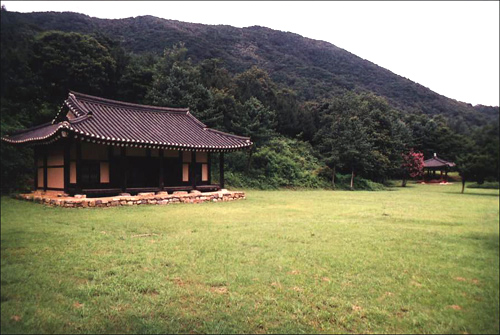 충북 진천 태령산 아래의 김유신 생가(복원). 집 뒤로 그의 태실이 있는 태령산 정상이 보인다.