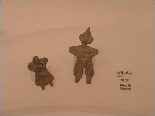 신라 여성과 남성을 묘사한 토우(흙으로 만든 형상). 국립중앙박물관에서 찍은 사진. 
