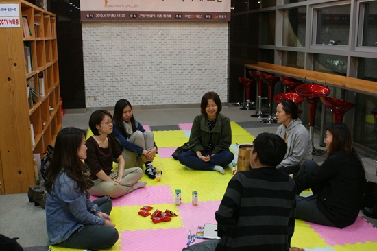 지난 10일 구로는예술대학의 술래들이 서울시 구로구 구로동 구로아트밸리에 모여 각자 프로젝트의 진행과정을 공유하고 있다. 

