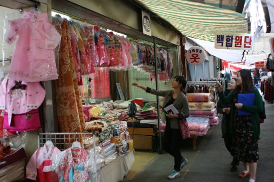 13일 오후 '구로커'는 서울 구로구 구로동 일대의 구로시장 곳곳을 누비며 마을의 보물을 찾아 나섰다. 