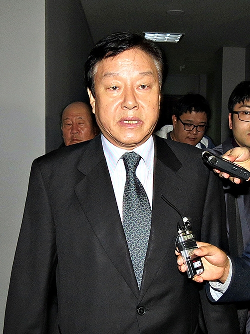 공직선거법 위반 혐의로 기소된 김형태 국회의원이 10월 31일 재판을 마친 뒤 법원을 나서고 있다.