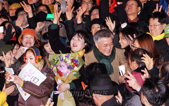 2012년 12월 3일 당시 문재인 민주통합당 대선후보가 서울 광화문 세종문화회관 앞 계단에서 <춥다! '문'열어!> 콘서트 형식의 유세를 마친 후 부인 김정숙씨, 이 자리에 함께 한 수많은 지지자들과 함께 로고송을 합창하고 있다.