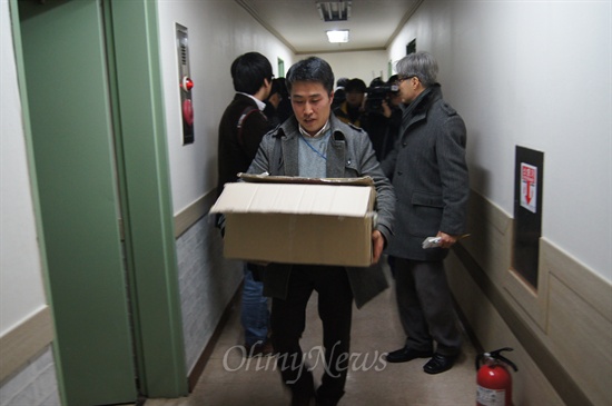 대구시선관위 직원이 새누리당 불법선거사무실로 추정되는 곳에서 수거한 물품을 박스에 담아 옮기고 있다.