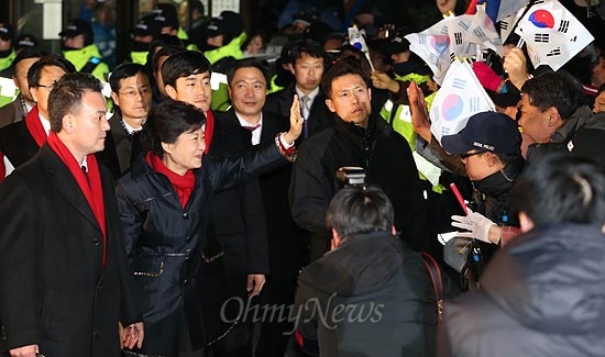  박근혜 새누리당 대통령 후보가 19일 밤 당선이 유력하자 여의도 당사를 방문하기 위해 들어서고 있다.