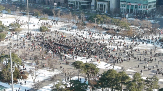 ‘솔로대첩’이 예정된 24일 오후 3시, 여의도공원으로 모여든 사람들.