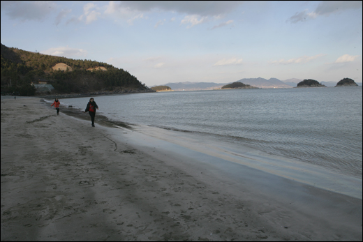 무술목 바다 풍경. 몽돌 너머로 모래사장과 바다가 펼쳐진다.