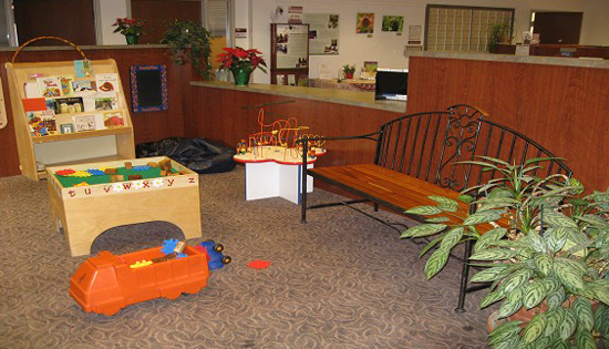 이타카 신용협동조합 내부. 고객 창구 바로 앞에 어린이를 위한 휴게공간이 자리하고 있다.