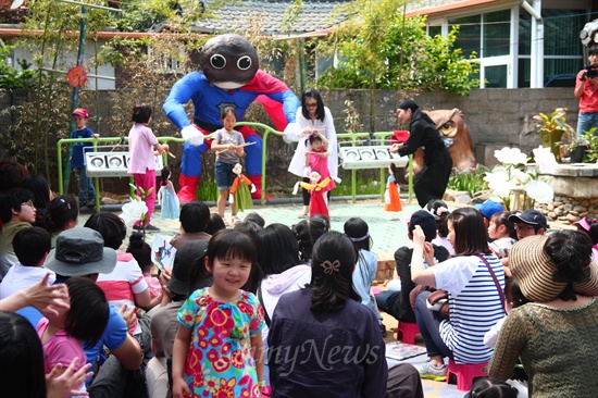 지난해 열린 삼덕동 마을축제 '머머리섬 축제'에서 '초록별 아이들'이 인형극을 하고 있는 모습.