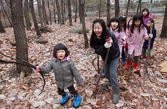 22일 오후 서울 동작구 상도동 국사봉 등산로에서 '성대골 마을학교' 아이들이 마을학교의 화목난로에 땔 나뭇가지를 찾으며 즐거운 시간을 보내고 있다.