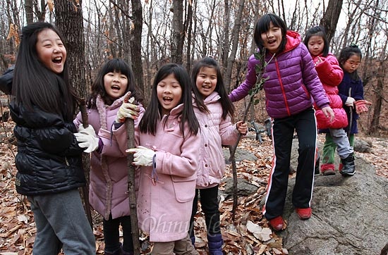 2013년 1월 서울 동작구 상도동 국사봉 등산로에서 '성대골 마을학교' 아이들이 마을학교의 화목난로에 땔 나뭇가지를 찾으며 즐거운 시간을 보내고 있다.