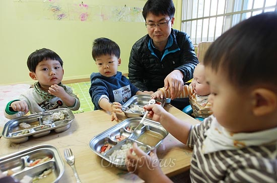 25일 오후 서울 용산구 원효로 공동육아로 운영하는 '동글동글 어린이집'에서 일일교사를 맡은 이계영 학부모가 아이들의 점심식사를 도와주고 있다.
어린이집은 용산 생협에서 구입한 식자재로 아이들에게 안전하고 건강한 먹거리를 제공하고 있다.