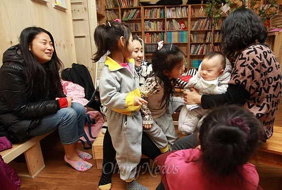 25일 오후 서울 용산구 효창운동장 인근 어린이 도서관 '고래이야기'에서 학부모들이 아이들과 이야기를 나누며 즐거운 시간을 보내고 있다.