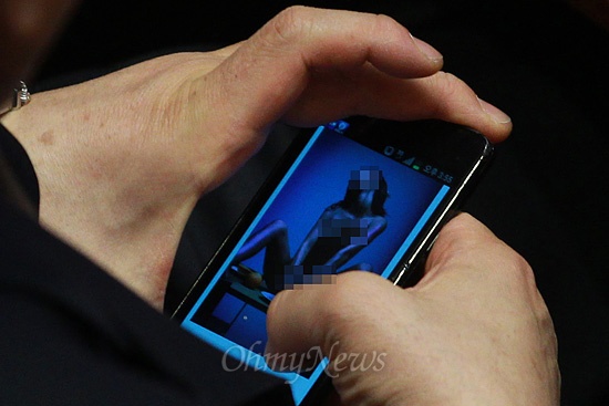 심재철 의원이 지난 2013년 국회 본회의장에서 여성의 누드사진을 검색하는 모습이 <오마이뉴스> 카메라에 포착됐다.
