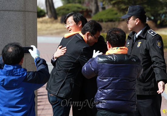 곽노현 전 교육감 가석방 서울시교육감 후보단일화 과정에서 박명기 서울교대 교수에게 2억원을 건넨 혐의로 대법원에서 징역 1년이 확정된 뒤 복역해 온 곽노현 전 서울시교육감이 모범수로 분류되고 형기의 80% 이상을 마친 점이 감안되어 29일 오전 경기도 여주교도소에서 가석방 됐다.