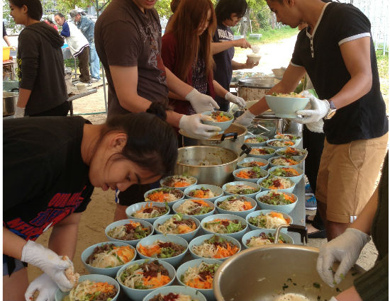 　　학생들이 밥 위에 비빔밥 나물을 고루 얹어놓았습니다. 