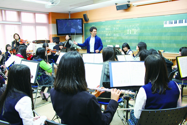 부천필하모닉오케스트라 단원이 소명여중에서 학생들에게 악기교육을 하고 있다