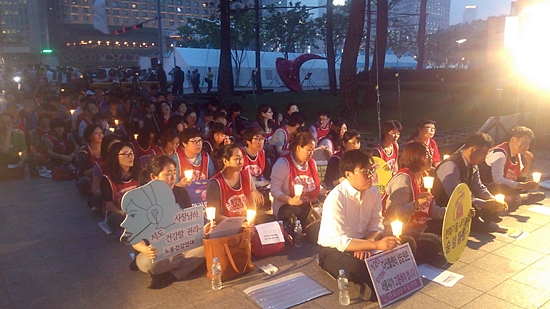 23일 서울시청 앞에서 콜센터 감정노동자들의 인권보장을 위한 촛불문화제가 열렸다.