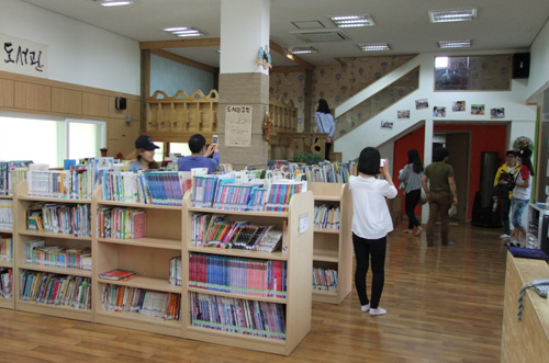 주민 힘으로 만든 안남 배바우 작은도서관