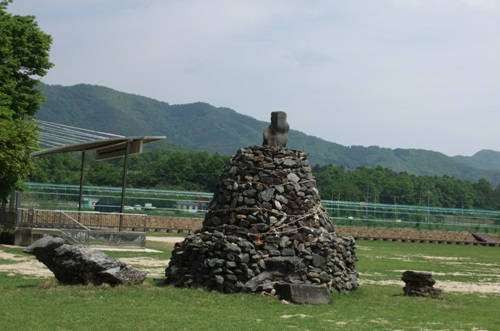 안남면사무소 앞 생태광장에 있는 돌탑은 안남 12개 마을에서 가져온 돌로 만들어 주민자치를 상징하고 있다. 