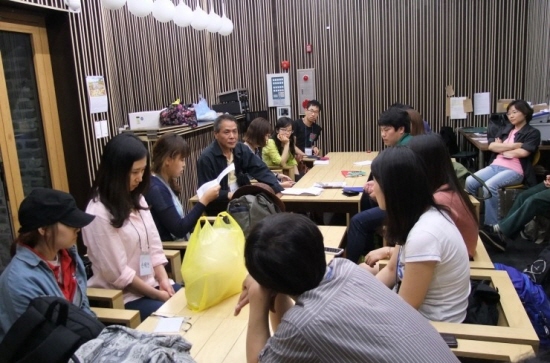  천호균 회장님의 강의를 듣고 소감을 나누는 '배움술 기행단' 참가자들