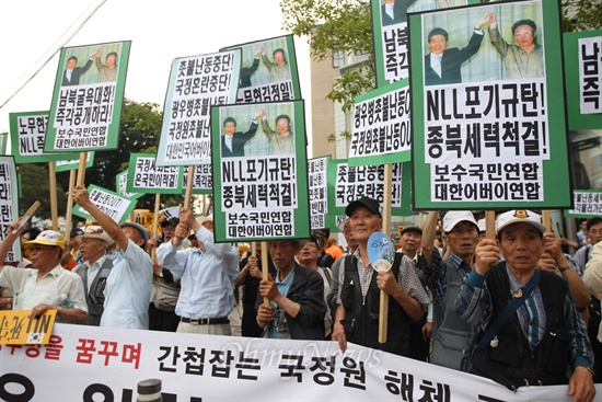어버이연합 회원들이 22일 오후 서울 종로구 동아일보 빌딩 앞에서 '국정원 불법 선거개입 규탄 촛불대회'에 반대하며 맞불집회를 열고 있다.