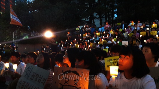 29일 오후 21c한국대학생연합 주최로 국정원 대선개입 사건 규탄 촛불문화제가 열리고 있다.
