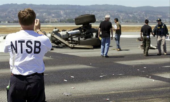 미국 교통안전위원회가 8일 공개한 아시아나 사고 여객기 관련 사진. 아시아나항공 OZ 214편은 지난 7일 샌프란시스코에서 착륙 중 충돌사고를 일으켰다.