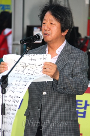  ‘밀양 765kV 송전탑 백지화 및 공사중단을 위한 경남공동대책위’는 10일 저녁 창원 정우상가 앞에서 집회를 열었다. 사진은 김유철 시인이 시를 낭송하는 모습.
