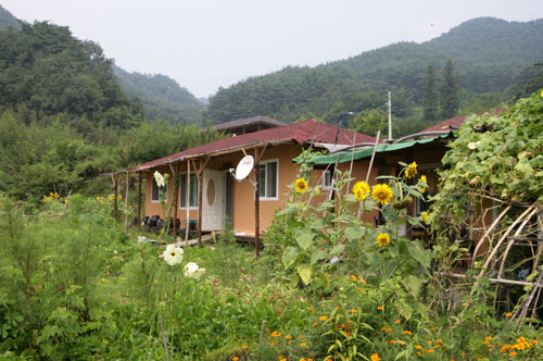 김영희 씨가 사는 두계마을의 흙집 풍경. 김씨 부부가 직접 설계하며 지은 집이다.