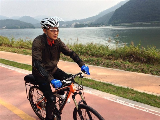  이명박 전 대통령은 2일 자신의 페이스북에 4대강 사업으로 조성된 자전거길에서 자전거를 타고 있는 사진을 올렸다.
