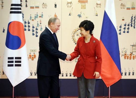 박근혜 대통령이 지난 13일 청와대를 방문한 블라디미르 푸틴 러시아 대통령과 기념촬영에 앞서 악수하고 있다.