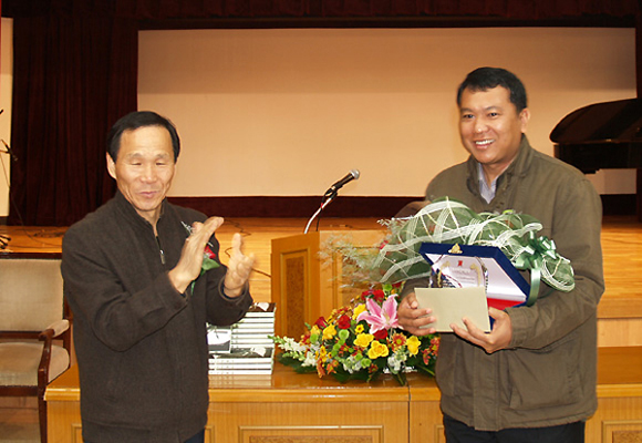 2007년 11월 제3회 강희대부천시민상 특별상을 수상한 마웅저(오른쪽)