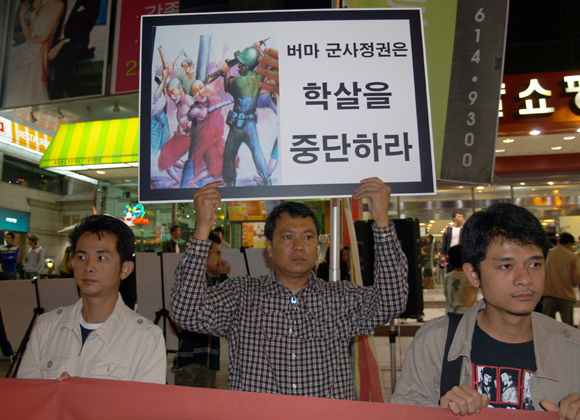 2007년 7월 13일 버마 민주화및 군사정권 퇴진을 촉구하는 부천시민 촛불문화제에서 마웅저씨가 손피켓을 들고 시위에 참여하고 있다 