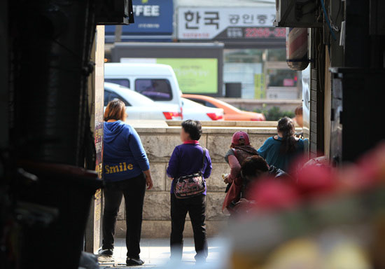 박카스 아줌마들은 종로 일대와 종로3가 지하철 개찰구 근처에서 볼 수 있다.