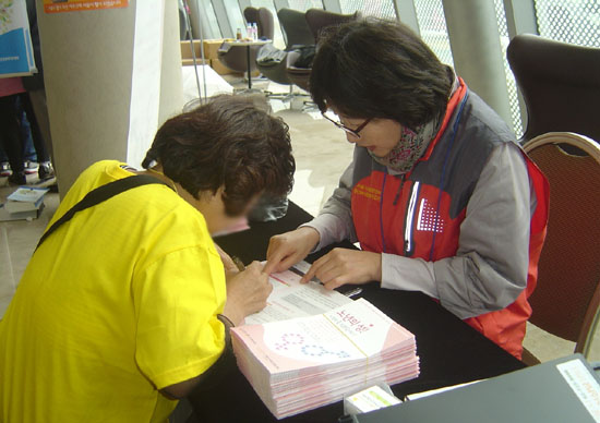 서울시어르신상담센터에서는 '동년배 상담가'를 양성하는 프로그램을 운영한다. 이들은 파고다 공원 등을 찾아가 방문 상담을 실시하기도 한다.