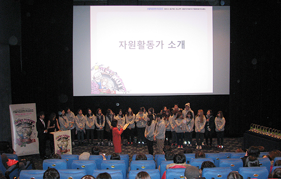  6일 저녁 CGV 압구정에서 열린 39회 서울독립영화제 폐막식에서 영화제 기간 많은 노력을 기울인 자원활동가들을 소개하고 있다.