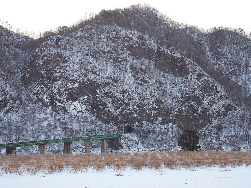 청령포 기차터널의 겨울