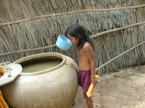 오염된 물을 마시고 있는 캄보디아 소녀